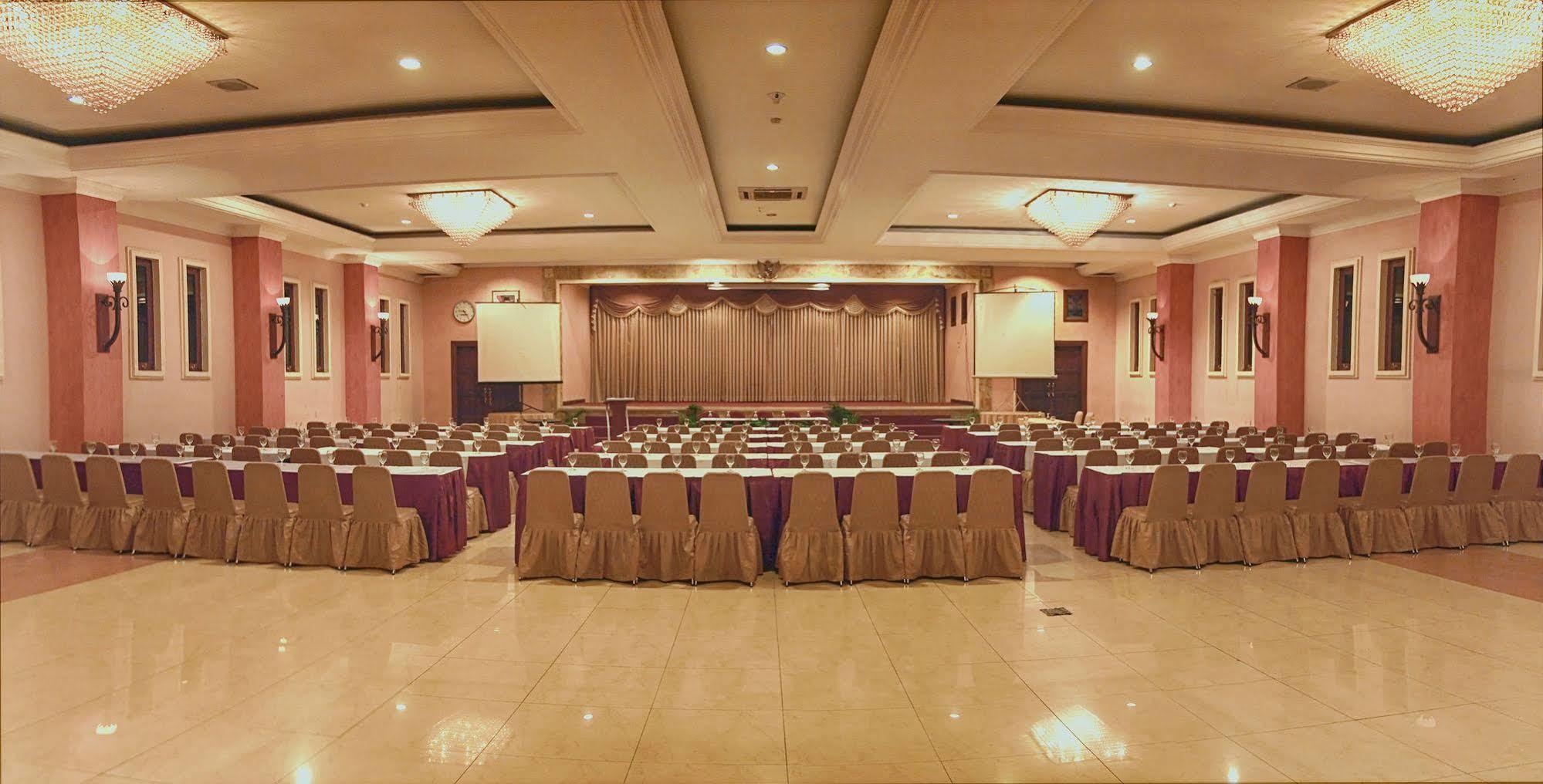 Lotus Garden Hotel Kediri  Ngoại thất bức ảnh