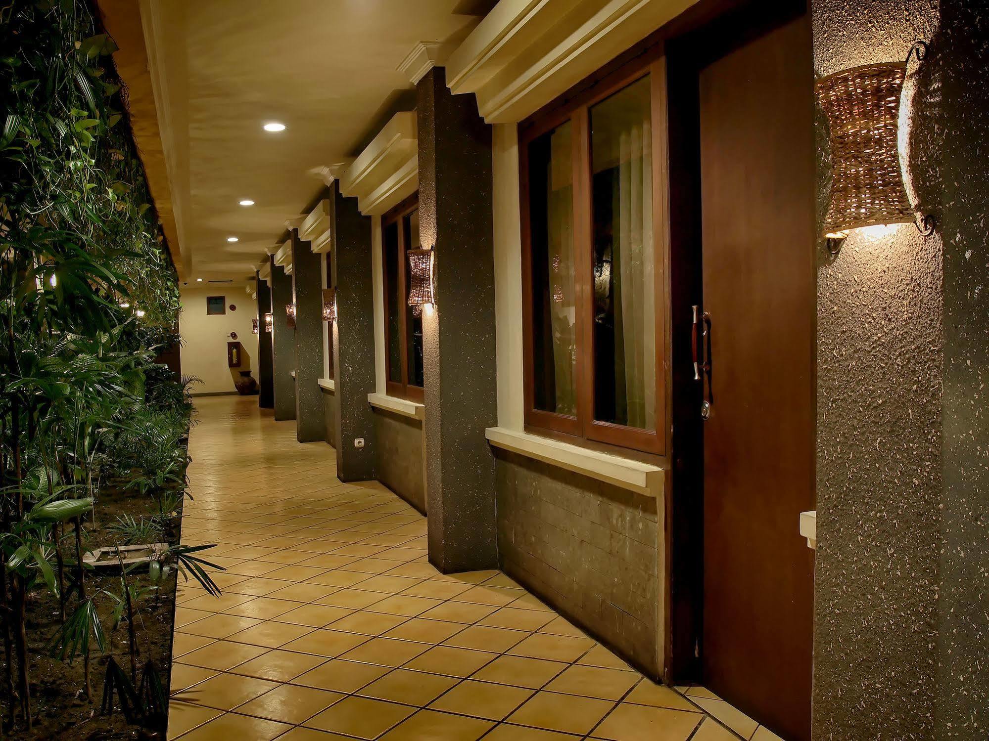 Lotus Garden Hotel Kediri  Ngoại thất bức ảnh